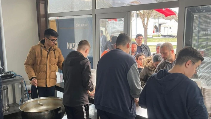 Öğrencilerden deprem bölgesinde iftar