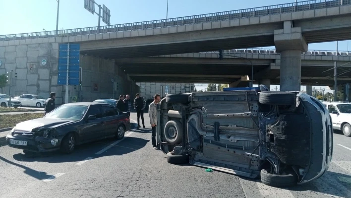 Otomobille çarpışan hafif ticari araç yan yattı: 1 yaralı