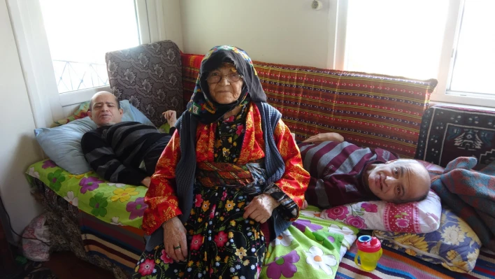 Sivas'ta 93 yaşındaki anne ömrünü engelli çocuklarına adadı!