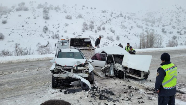 Sivas'ta iki otomobil kafa kafaya çarpıştı: 1 ölü, 6 yaralı