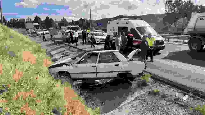 Sivas'ta otomobil devrildi - Ölü ve Yaralılar Var!