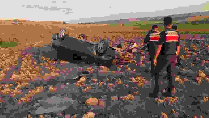 Sivas'ta otomobil tarlaya yuvarlandı