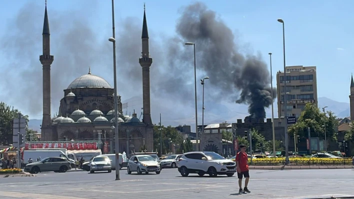 Son Dakika! - Cumhuriyet Meydanı'nda Yangın Çıktı