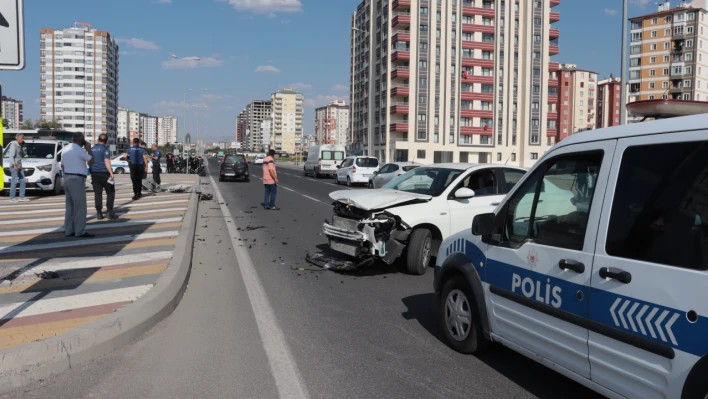 Son dakika! Motosikletli polis ile otomobil çarpıştı