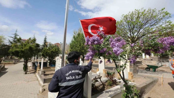 Talas mezarlıklarına bayram öncesi bakım yapıldı