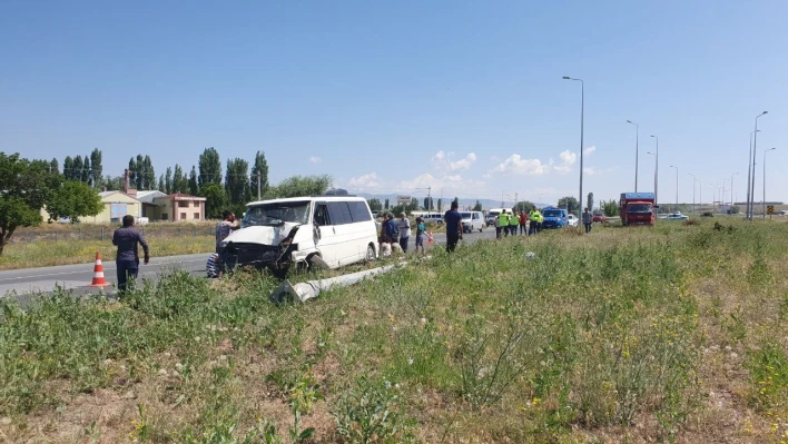 Araç ile kamyon çarpıştı: fazla sayıda yaralı var