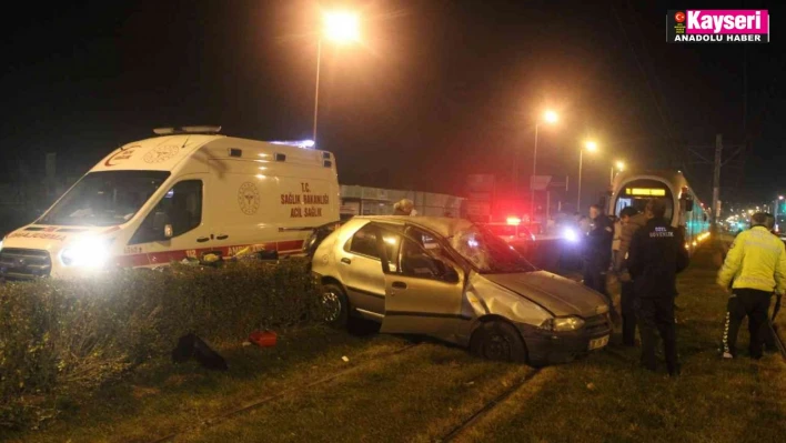 Tramvay yoluna giren otomobil takla attı