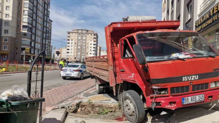 Tramvayla çarpıştı, istinat duvarını yıktı geçti