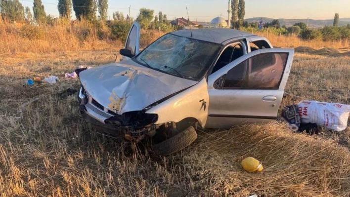 Yozgat'ta kontrolden çıkan otomobil tarlaya devrildi: 2 yaralı
